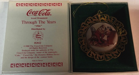 45127-1 € 9,00 coca cola ornament goud afb 1966 kerstman aan bureau